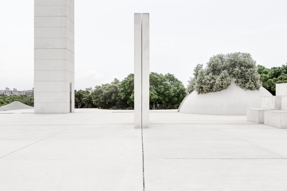 Aesence | White Square by Richard Jochum