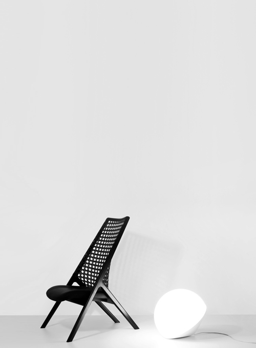 Guillherme Wentz: Tela Lounge Chair in black with Tombo Lamp