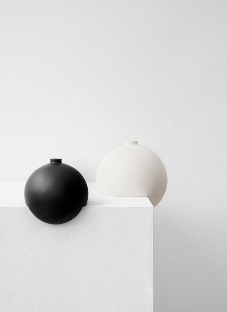 Aesence | Tumble Vase black and white by Falke Svatun