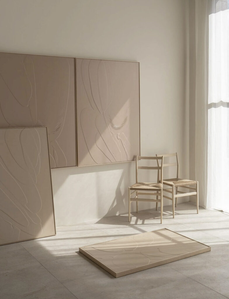 The minimalist studio by Barcelona based artist Carla Cascales Alimbau.