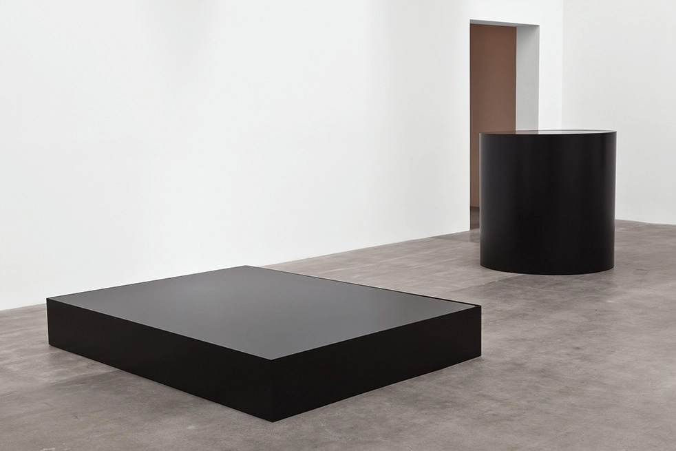 Phase of Nothingness-Water, 1969
steel, water
cylinder form: 48 x 47 ¼ x 47 ¼ inches
square form: 11.875 x 86.625 x 63 inches
© Nobuo Sekine, Courtesy of the artist and Blum & Poe, Los Angeles/New York/Tokyo
Photo: Joshua White
Image: Blum & Poe, Los Angeles/New York/Tokyo