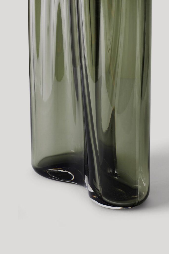 Detail of the Minimalist Vase Aer by Gabriel Tan for Menu