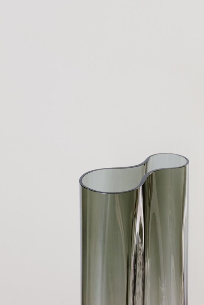 Detail of the Minimalist Vase Aer by Gabriel Tan for Menu