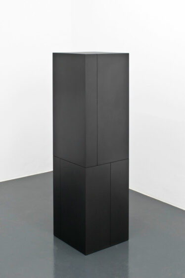 Minimalist sculpture by Julia Mangold