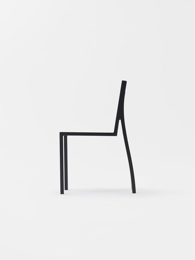 Black minimalist Heel Chair designed by Nendo | Aesence