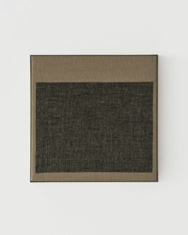 Chris Liljenberg Halstrøm, Entity 25.220 / 2021, 50x50 cm, Linen-cotton thread on wool
