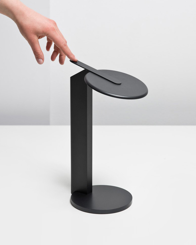 Minimalist Nod Light by Simon Frambach | Aesence