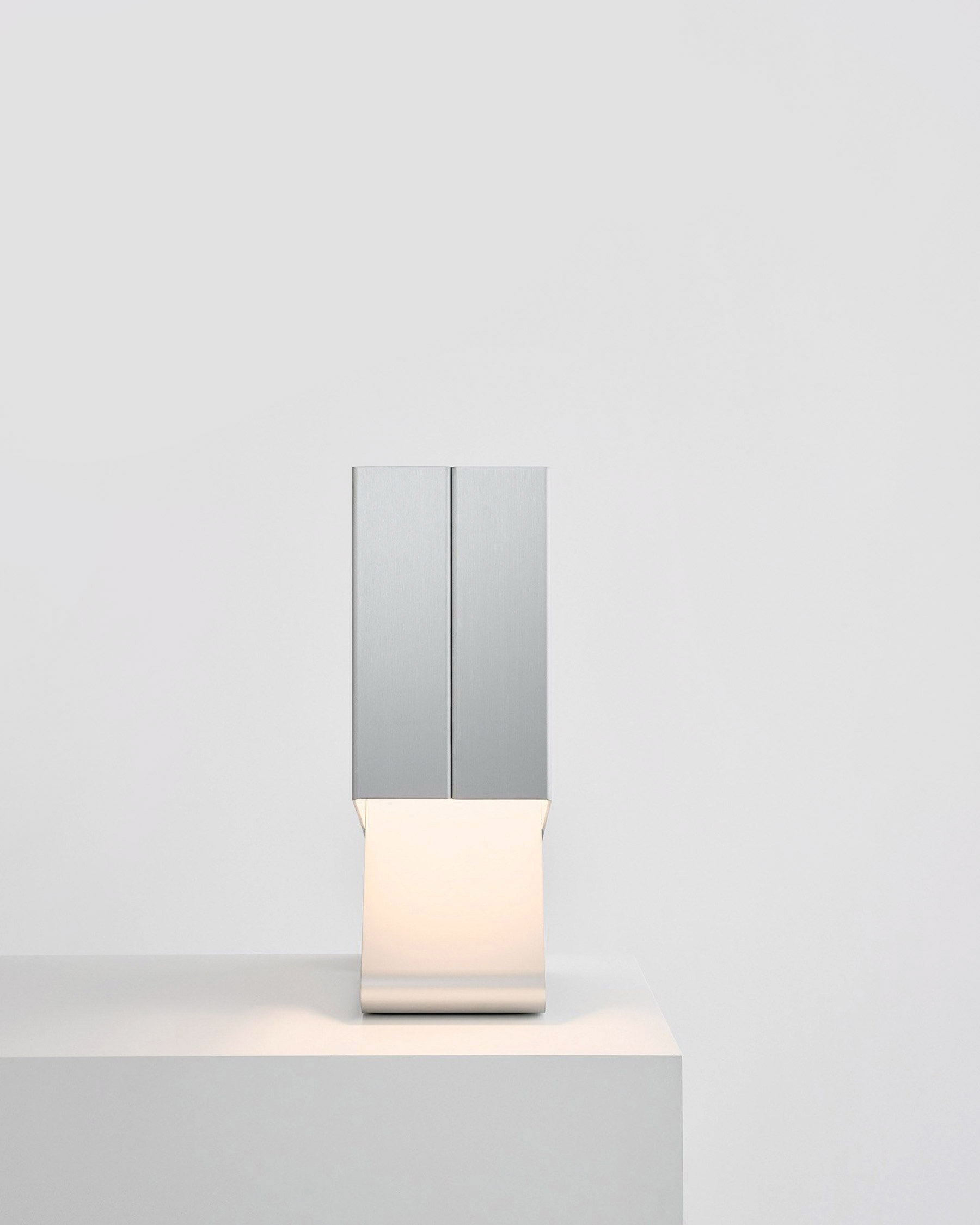 Minimalist Table Lamp GT02 by design studio Garcia Tamjidi
