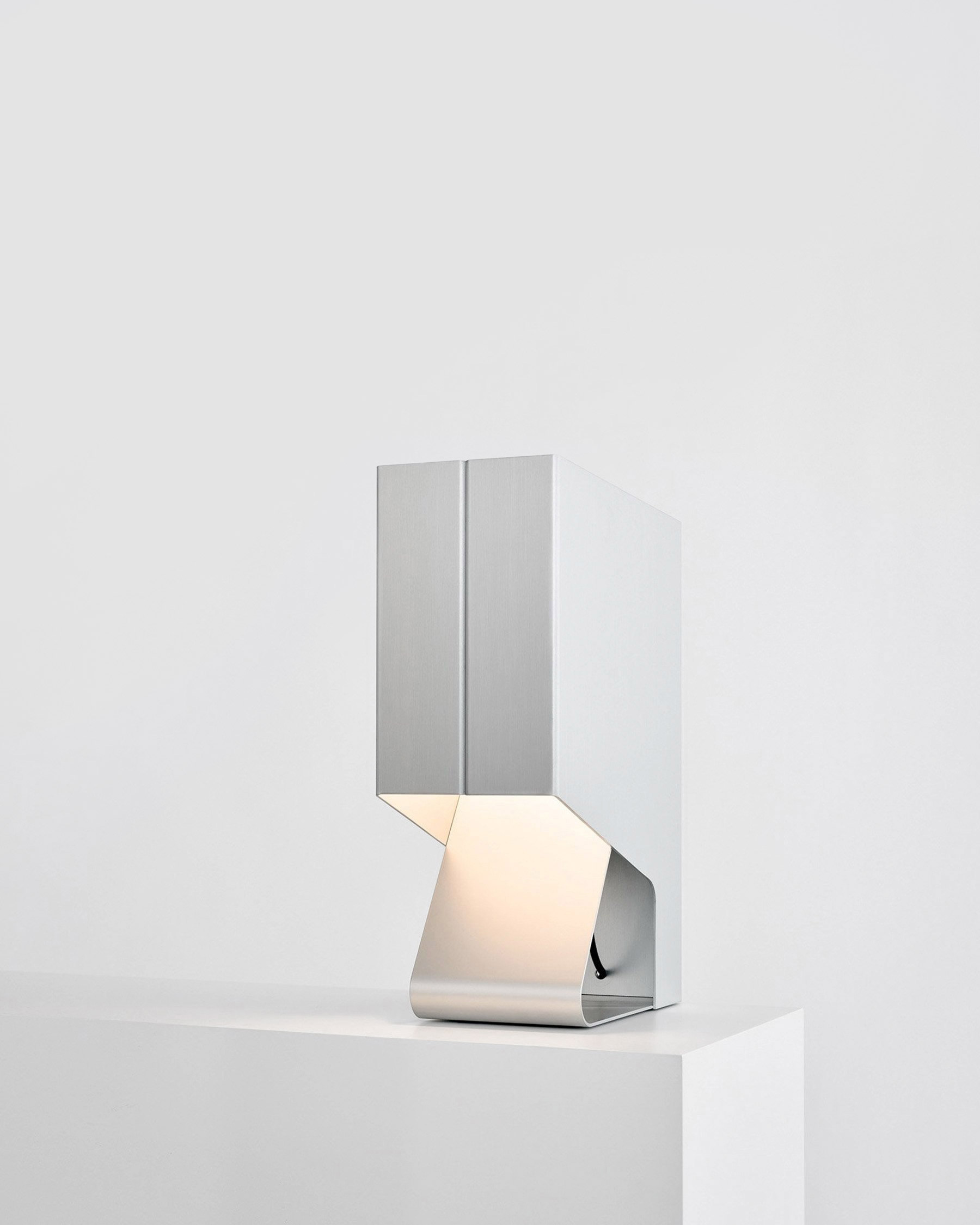 Minimalist Table Lamp GT02 by design studio Garcia Tamjidi