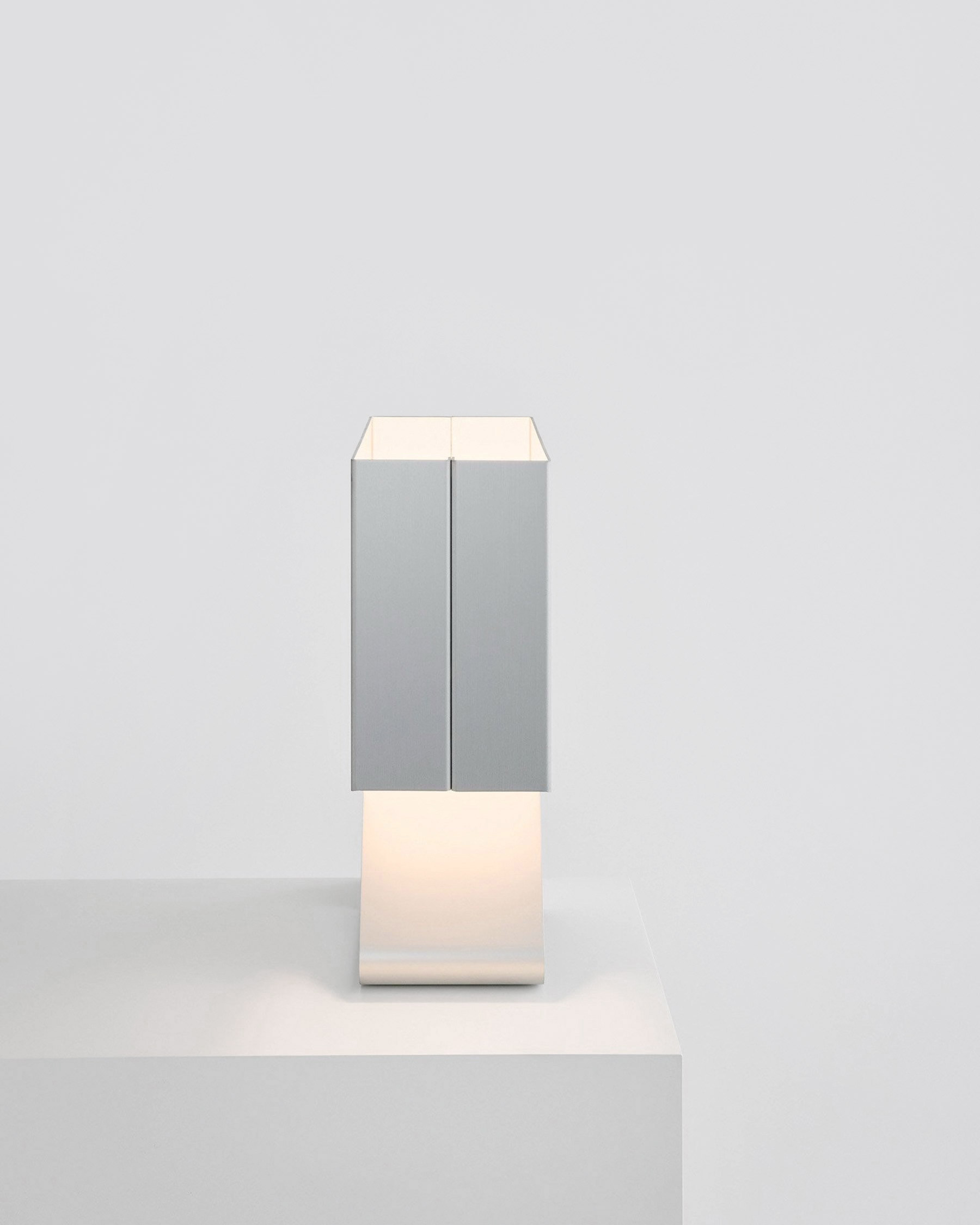 Minimalist Table Lamp GT02 by design studio Garcia Tamjidi