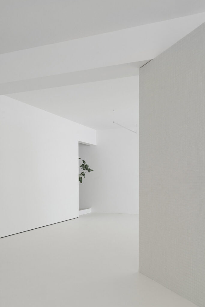 Minimalist Interior Design: JPS Gallery/Workshop by Deza Setién