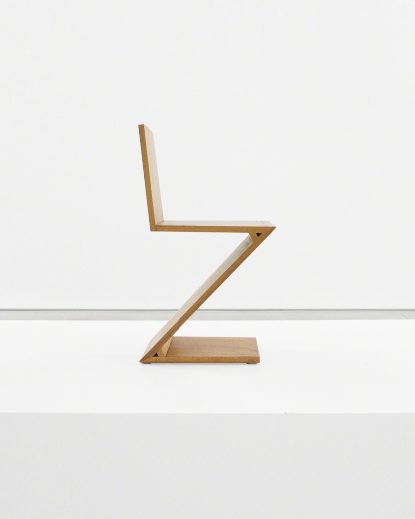 Zig-Zag Chair, ca. 1969, 74.9 × 37.5 × 44.5 cm © Image Courtesy Peter Blake Gallery