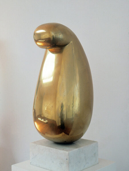 Isamu Noguchi, Globular, 1928. Brass. 20 x 9 1/8 x 11 1/2 in. (50.8 x 23.2 x 29.2 cm). Collection of The Isamu Noguchi Foundation and Garden Museum, New York. The Noguchi Museum Archives, 35. Photo: Kevin Noble. © The Isamu Noguchi Foundation and Garden Museum, New York / ARS