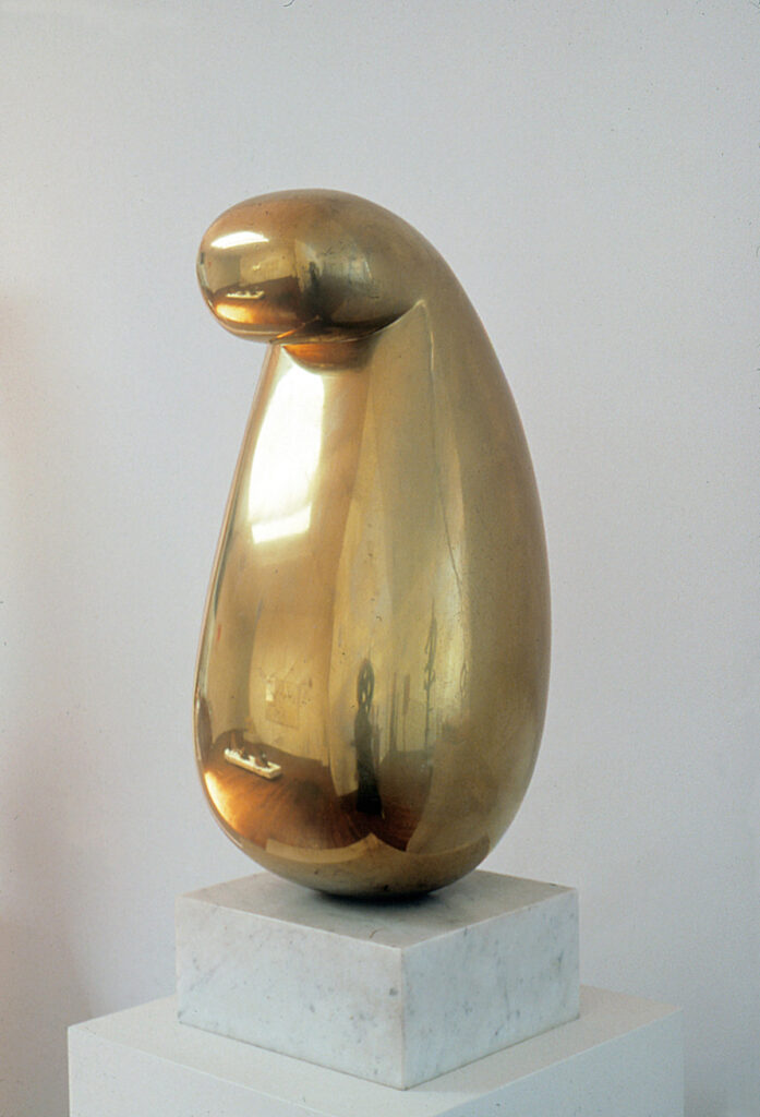 Isamu Noguchi, Globular, 1928. Brass. 20 x 9 1/8 x 11 1/2 in. (50.8 x 23.2 x 29.2 cm). Collection of The Isamu Noguchi Foundation and Garden Museum, New York. The Noguchi Museum Archives, 35. Photo: Kevin Noble. © The Isamu Noguchi Foundation and Garden Museum, New York / ARS