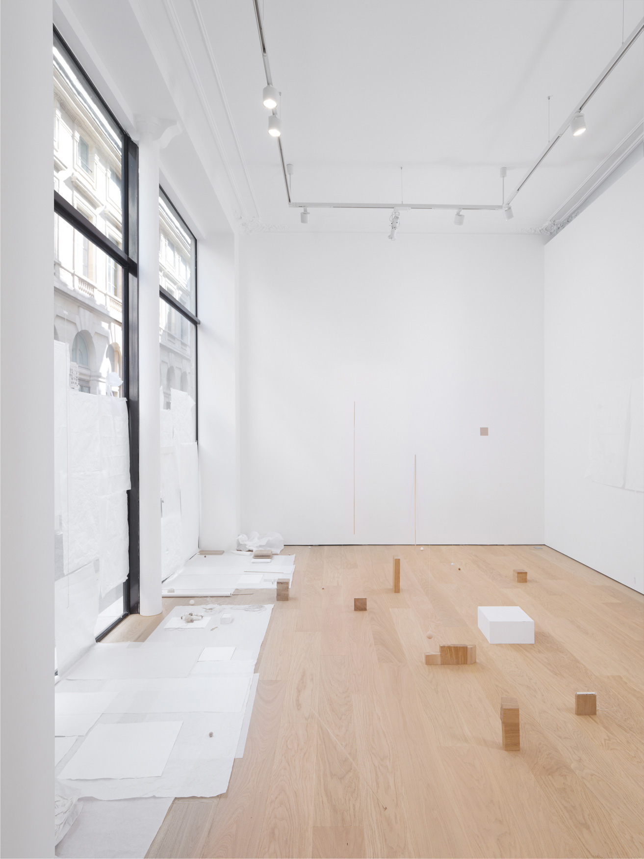 Fernanda Gomes (13 September – 25 October 2025), installation view, Peter Freeman, Inc., Paris. Photography by Aurélien Mole. Courtesy the artist / Peter Freeman, Inc. and Galerie Peter Kilchmann. © Fernanda Gomes, 2025.