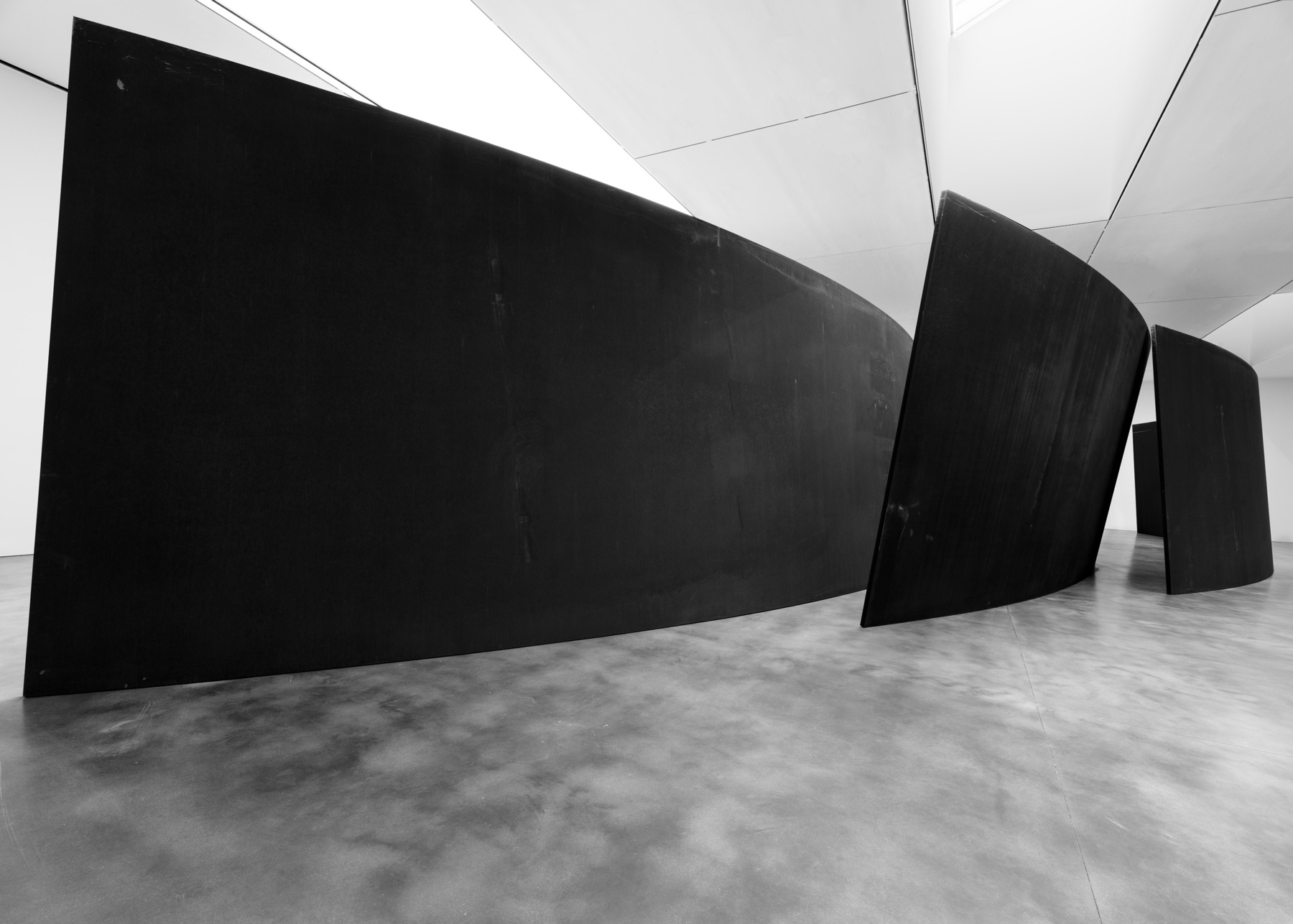 Richard Serra
Running Arcs (For John Cage), 1992
Weatherproof steel, 3 plates
Overall: 13 feet 2 inches × 87 feet 6 inches × 36 feet 5 inches (4.3 × 26.7 × 11.1 m), plates: 2 inches (5 cm) thick
© 2025 Estate of Richard Serra/Artists Rights Society (ARS), New York
Photo: Maris Hutchinson
Courtesy Gagosian