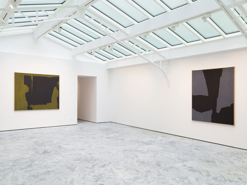Installation View of ' La peinture contenue dans son lieu' with Charles Pollock at Galerie Dina Vierny, Paris, 2026 © Image Courtesy Galerie Dina Vierny
