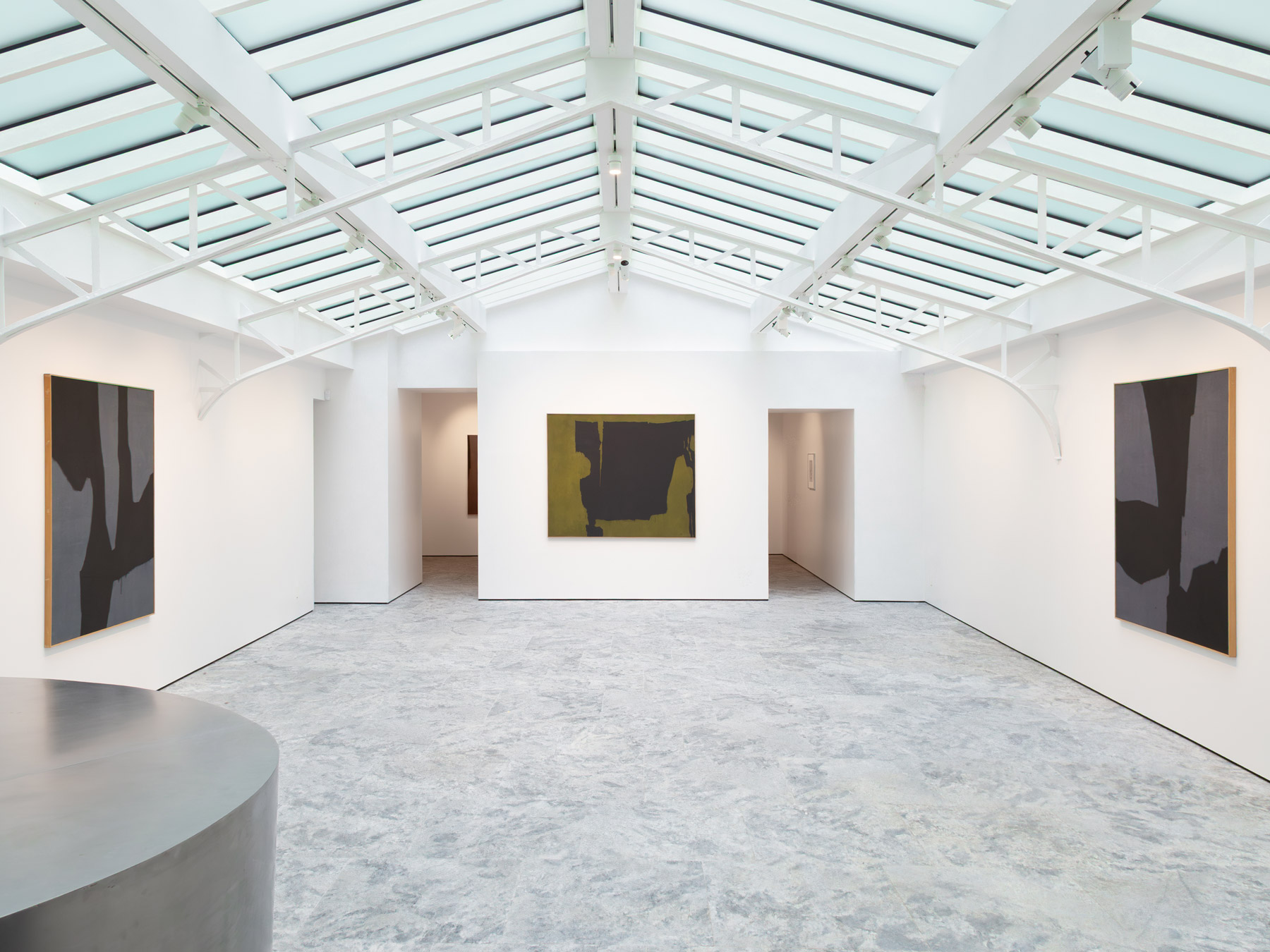 Installation View of ' La peinture contenue dans son lieu' with Charles Pollock at Galerie Dina Vierny, Paris, 2026 © Image Courtesy Galerie Dina Vierny