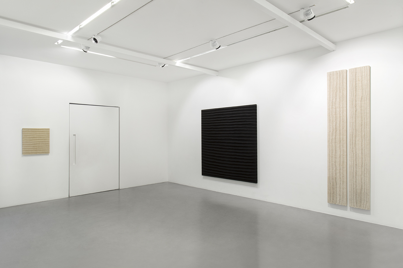 Vues de l’exposition / Exhibition views, « A Minima », Mennour (47 rue Saint-André-des-Arts, Paris), 2026. © Sidival Fila. © Archives Jean Degottex. Photo. Archives Mennour. Courtesy Succession Jean Degottex, Sidival Fila Foundation, the artists and Mennour, Paris.