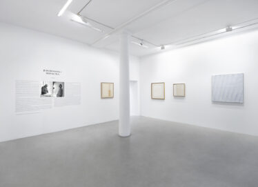 Vues de l’exposition / Exhibition views, « A Minima », Mennour (47 rue Saint-André-des-Arts, Paris), 2026. © Sidival Fila. © Archives Jean Degottex. Photo. Archives Mennour. Courtesy Succession Jean Degottex, Sidival Fila Foundation, the artists and Mennour, Paris.