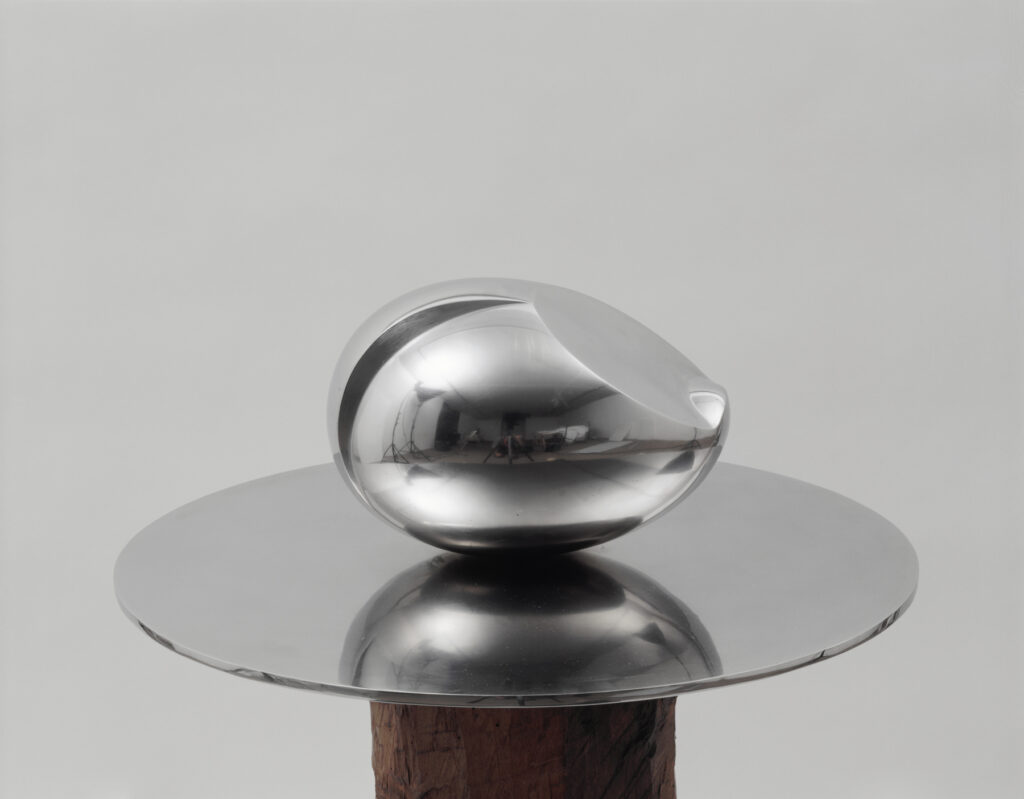 Constantin Brancusi, Le Nouveau-Né II, 1927, Edelstahl, Photo: Centre Pompidou, MNAM-CCI/Adam Rzepka/Dist. GrandPalaisRmn, © Succession Brancusi - All rights reserved / VG Bild-Kunst, Bonn 2025