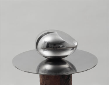 Constantin Brancusi, Le Nouveau-Né II, 1927, Edelstahl, Photo: Centre Pompidou, MNAM-CCI/Adam Rzepka/Dist. GrandPalaisRmn, © Succession Brancusi - All rights reserved / VG Bild-Kunst, Bonn 2025