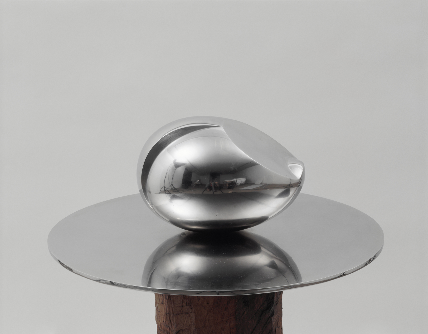 Constantin Brancusi, Le Nouveau-Né II, 1927, Edelstahl, Photo: Centre Pompidou, MNAM-CCI/Adam Rzepka/Dist. GrandPalaisRmn, © Succession Brancusi - All rights reserved / VG Bild-Kunst, Bonn 2025