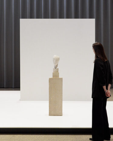 Me experiencing Tête de femme (ca. 1908) at "Brancusi" at Neue Nationalgalerie, Berlin, 2026, Photography by Aesence