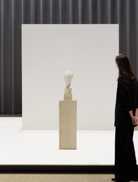Me experiencing Tête de femme (ca. 1908) at "Brancusi" at Neue Nationalgalerie, Berlin, 2026, Photography by Aesence