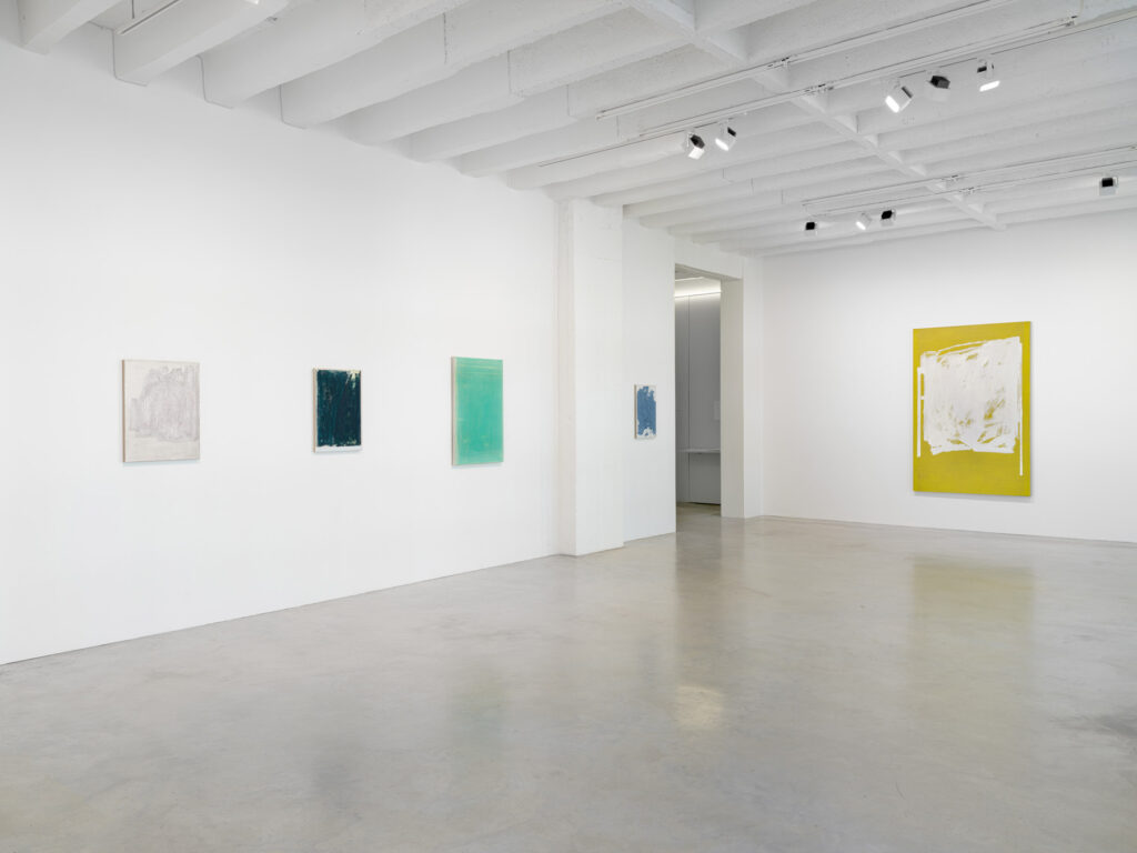 Installation View of 'along – between' by John Zurier at Galerie Nordenhake Berlin, 2026 © Copyright the artist. Courtesy of the artist and Galerie Nordenhake Berlin, Stockholm, Mexico City. Photo by Gerhard Kassner.