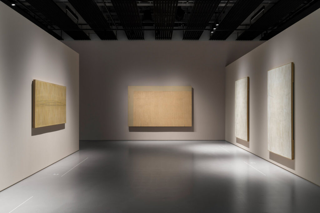Park Seo-Bo & Huong-Dodinh 'Emptiness Fullness', Installation-View. Courtesy of PARKSEOBO-MUSEUM. Photo by Jeon-Byung-Cheol