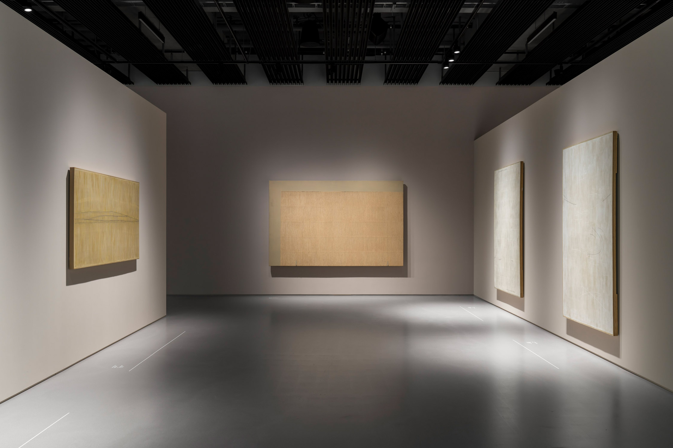 Park Seo-Bo & Huong-Dodinh 'Emptiness Fullness', Installation-View. Courtesy of PARKSEOBO-MUSEUM. Photo by Jeon-Byung-Cheol